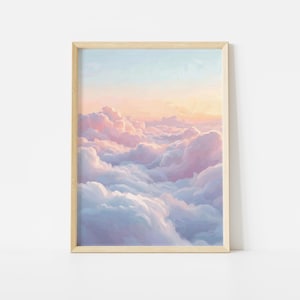 Pode incluir: Uma impressão artística emoldurada com uma paisagem de nuvens sonhadora. A obra de arte retrata nuvens fofas em tons pastel de rosa, roxo e azul, com uma luz dourada suave ao fundo. A impressão está em uma moldura de madeira clara.