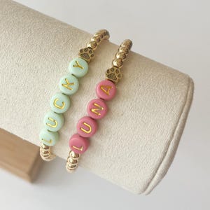 Pulsera con nombre de perro, pulsera para amantes de los perros, pulsera de cuentas, pulsera con letras, pulsera de cuentas doradas. Pulsera personalizada con nombre de perro, regalos para perros