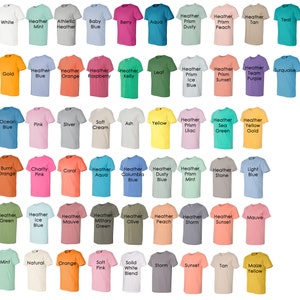 Pu&ograve; includere: Una tabella di 49 magliette di diversi colori con il nome di ogni colore stampato sotto. I colori includono bianco, menta melange, melange atletico, azzurro, bacca, acqua, melange prisma polveroso, melange prisma pesca, melange marrone, turchese, oro, melange blu, melange arancione, melange lampone, melange kelly, foglia, melange prisma ghiaccio blu, melange prisma tramonto, melange squadra viola, turchese, blu oceano, rosa, argento, crema morbida, cenere, giallo, melange prisma lilla, melange mare verde, melange giallo oro, arancione bruciato, rosa carit&agrave;, corallo, melange acqua, melange columbia blu, melange blu polveroso, melange prisma menta, melange pietra, azzurro, melange verde, melange ghiaccio blu, melange malva, melange verde militare, melange oliva, melange pesca, melange tempesta, melange tramonto, malva, menta, naturale, arancione, rosa morbido, melange bianco solido, tempesta, tramonto, marrone, giallo mais.