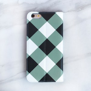 Funda tipo cartera para iPhone 16 con diseño de cuadros en gris y blanco