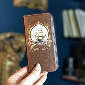 Funda tipo cartera náutica para iPhone 16, 15, 14, 13, 12 y 11 Pro. Registro de envíos WC-SHI