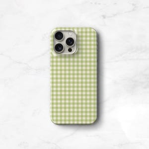 Pu&ograve; includere: Una custodia per telefono con un motivo a quadretti verde e bianco. La custodia ha una finitura lucida e un ritaglio per la fotocamera. La custodia &egrave; progettata per uno smartphone.