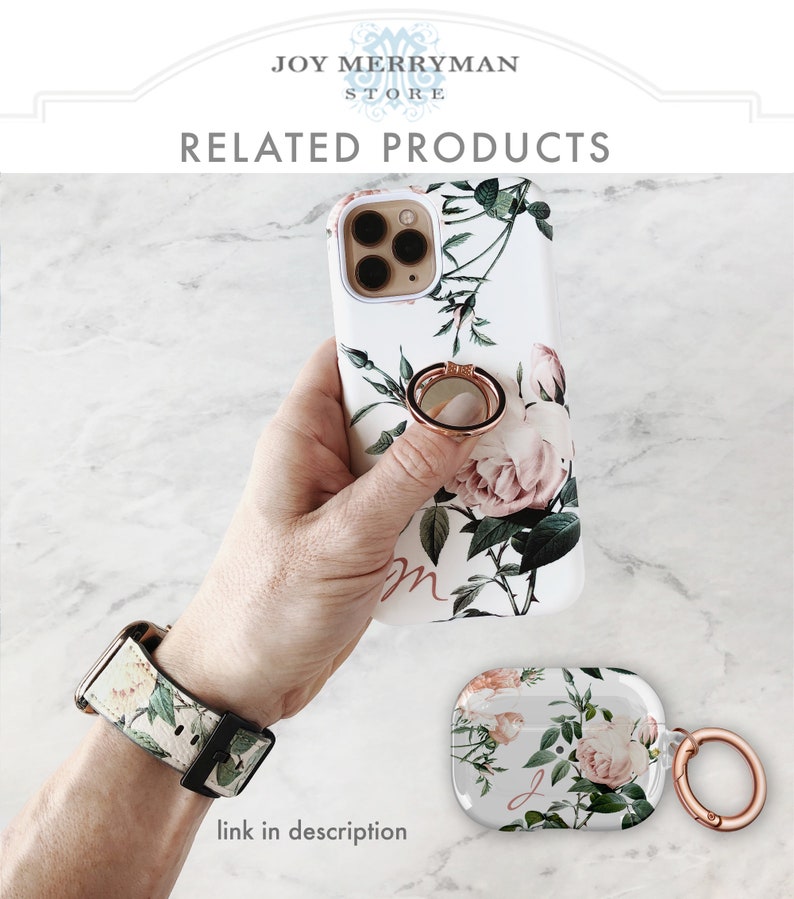 Op de afbeelding: Een witte telefoonhoes met een bloemenontwerp met roze rozen en groene bladeren. De hoes heeft een ringhouder van roosgoud aan de achterkant. Een bijpassend horlogebandje met bloemenontwerp en een witte Airpod-hoes met een bloemenontwerp en een roosgoud ring zijn ook te zien.
