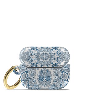 Peut inclure: Un &eacute;tui pour Airpods &agrave; motif blanc et bleu avec un mousqueton dor&eacute;. L'&eacute;tui pr&eacute;sente un motif floral avec des accents bleus.