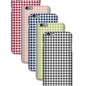 Pu&ograve; includere: Cinque custodie per telefoni disposte in diagonale, ciascuna con un motivo a quadretti vichy. I colori includono rosso, rosa, blu navy, verde chiaro e bianco e nero. Accessori per telefoni.