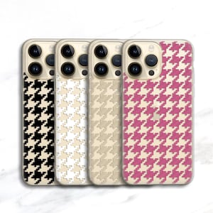 Puede incluir: Cuatro fundas para smartphone con un patrón de pata de gallo en negro, blanco, beige y rosa. Cada funda tiene un recorte para la cámara de triple lente en la esquina superior izquierda y un borde transparente que muestra el diseño.