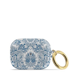 Peut inclure: Un &eacute;tui pour Airpods &agrave; motif bleu et blanc avec un anneau en m&eacute;tal dor&eacute;. L'&eacute;tui pr&eacute;sente un motif floral bleu et blanc.