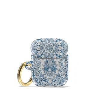 Peut inclure: Un &eacute;tui pour Airpods &agrave; motif floral bleu et blanc avec un mousqueton dor&eacute;. L'&eacute;tui pr&eacute;sente un motif floral avec un motif mandala bleu et blanc.