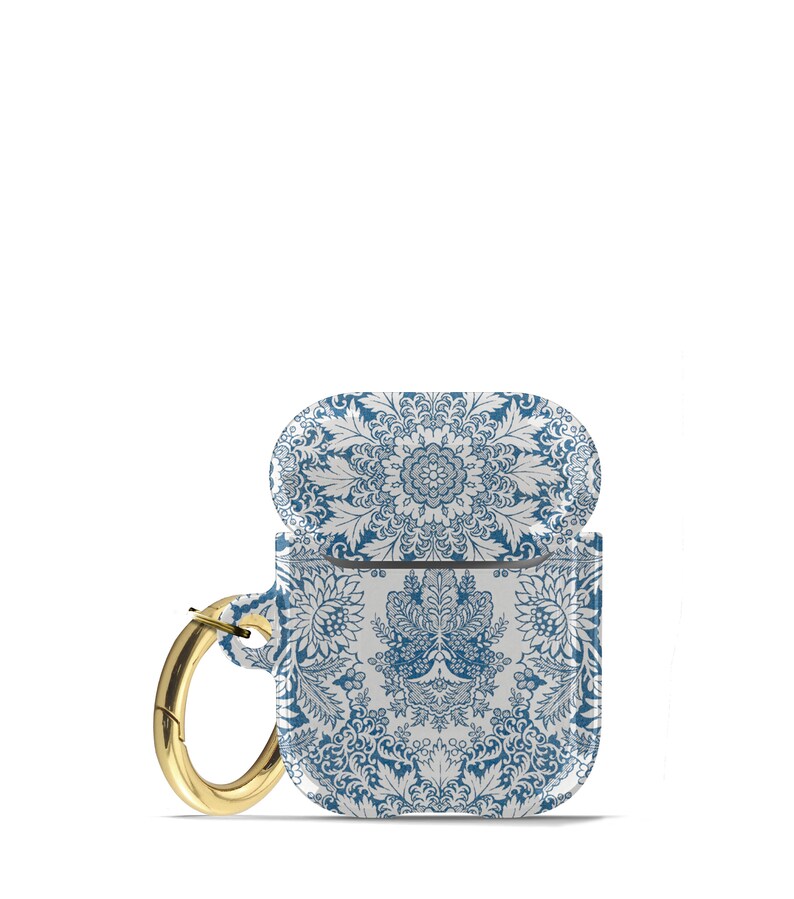 Peut inclure: Un &eacute;tui pour Airpods &agrave; motif floral bleu et blanc avec un mousqueton dor&eacute;. L'&eacute;tui pr&eacute;sente un motif floral avec un motif mandala bleu et blanc.