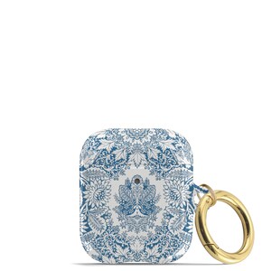Peut inclure: &Eacute;tui blanc pour Airpods avec un motif floral bleu et blanc et un mousqueton en m&eacute;tal dor&eacute;.
