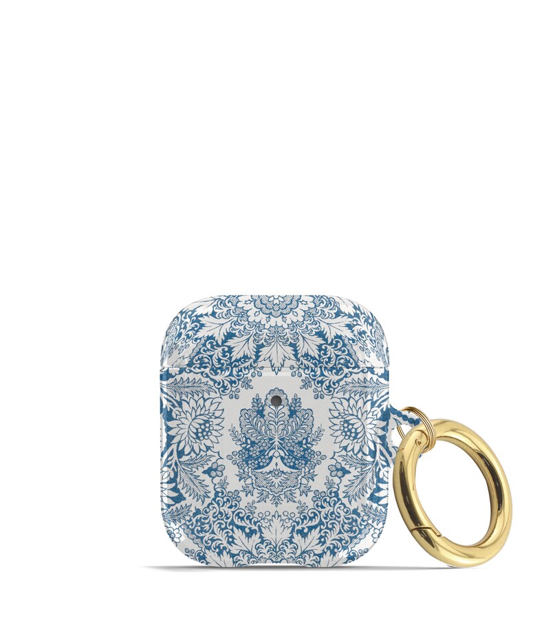Peut inclure: &Eacute;tui blanc pour Airpods avec un motif floral bleu et blanc et un mousqueton en m&eacute;tal dor&eacute;.