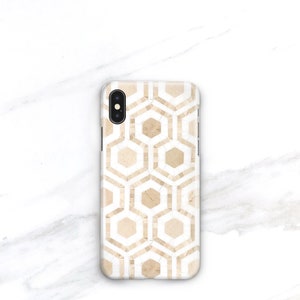 Może przedstawiać: Białe etui na iPhone'a z geometrycznym wzorem w kolorze beżowym.