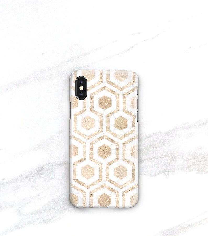 Może przedstawiać: Białe etui na iPhone'a z geometrycznym wzorem w kolorze beżowym.