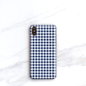 Pu&ograve; includere: Una custodia per smartphone con un motivo a quadretti blu navy e bianco. La custodia ha una forma rettangolare con angoli arrotondati e un ritaglio per la fotocamera. Il design &egrave; un classico motivo a quadretti, che offre un aspetto semplice ma elegante.