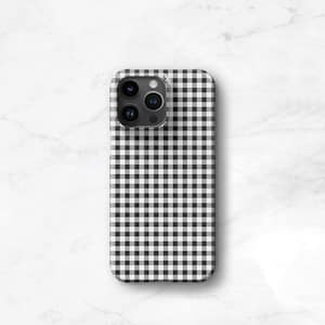 Pu&ograve; includere: Una custodia per telefono con motivo a quadretti bianchi e neri. La custodia ha una forma quadrata con angoli arrotondati e un ritaglio per la fotocamera. Il motivo &egrave; un classico design a scacchi, con quadrati bianchi e neri distanziati uniformemente.