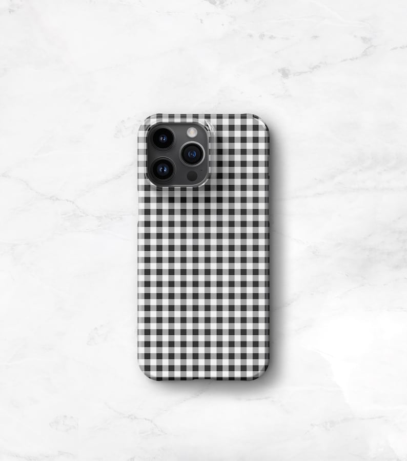 Pu&ograve; includere: Una custodia per telefono con motivo a quadretti bianchi e neri. La custodia ha una forma quadrata con angoli arrotondati e un ritaglio per la fotocamera. Il motivo &egrave; un classico design a scacchi, con quadrati bianchi e neri distanziati uniformemente.