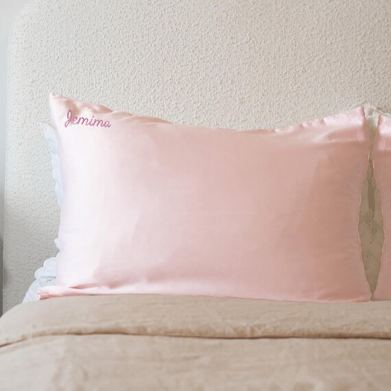 Federa in raso di seta rosa ricamata personalizzata, biancheria da letto,  camera da letto, seta, raso, federa, regali per lei, vari colori  disponibili -  Italia