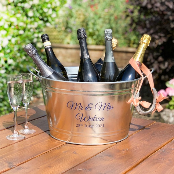 Mini bouteille dans un seau à champagne pour déco de mariage