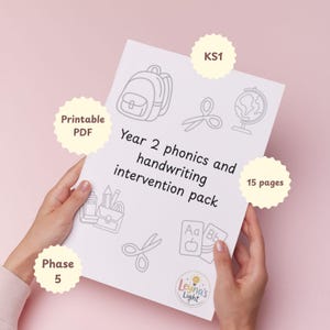 Puede incluir: Un documento de papel blanco titulado Year 2 phonics and handwriting intervention pack, con dibujos de líneas negras de una mochila, tijeras, un globo terráqueo, un estuche y tarjetas del alfabeto. Incluye etiquetas para Printable PDF, KS1, 15 pages, Phase 5.