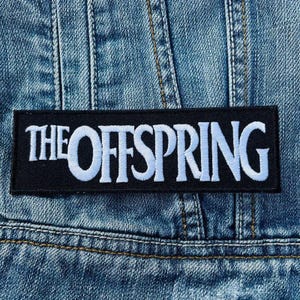 Könnte beinhalten: Schwarzer und weißer gestickter Patch mit dem Text "THE OFFSPRING" auf einer Jeansjacke.