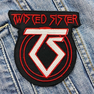 Puede incluir: Parche bordado negro y rojo con las palabras "Twisted Sister" y un logotipo "TS" blanco.