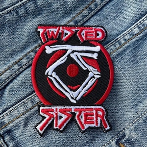 以下が含まれることがあります： 「Twisted Sister」という文字と、赤い円を握る2本の骨格の手の白黒画像が描かれた、赤と白の刺繍パッチです。