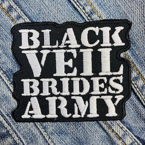 Może przedstawiać: Czarno-biała naszywka haftowana z tekstem "Black Veil Brides Army".