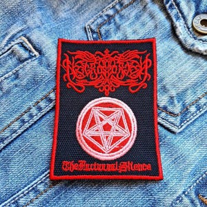 Peut inclure: Patch brodé noir et rouge avec le nom du groupe "Nachtmystium" et le texte "The Act of Silence". Le patch présente un pentagramme rouge à l'intérieur d'un cercle blanc.