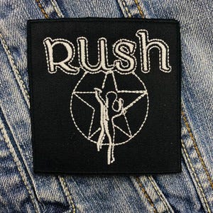 Könnte beinhalten: Schwarz-weiß gestickter Patch mit dem Wort "Rush" und einem stilisierten Bild einer Person in einem Kreis.
