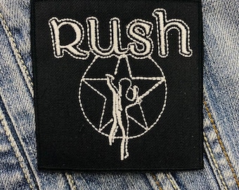 Könnte beinhalten: Schwarz-weiß gestickter Patch mit dem Wort "Rush" und einem stilisierten Bild einer Person in einem Kreis.