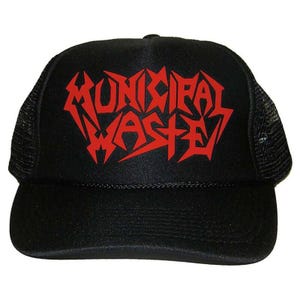 Könnte beinhalten: Schwarze Trucker-Kappe mit einem roten "Municipal Waste"-Logo.