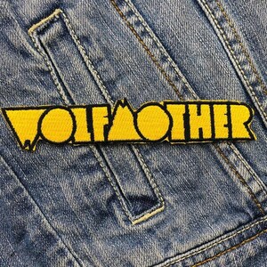 Broderad lapp med strykjärn på Wolfmother-märke