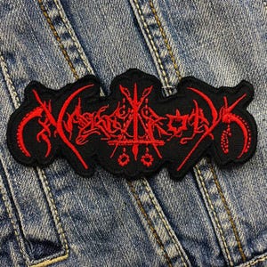 Puede incluir: Parche bordado negro y rojo con la palabra "MØRKØND" en una fuente estilizada.