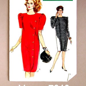 Könnte beinhalten: Vintage Vogue Schnittmuster 7246. Das Schnittmuster zeigt Illustrationen von zwei Kleidern. Eines ist ein rotes Kleid mit goldenen Knöpfen, das andere ein schwarz-weiß kariertes Kleid. Das Schnittmuster ist für die Größen 14 1/2 - 18 1/2.