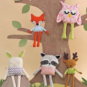 Op de afbeelding: Een Simplicity naaipatroon voor het maken van pluche speelgoed. Het patroon bevat instructies voor het maken van een vos, een uil, een konijn, een wasbeer en een hert. Het patroon is getiteld "6 & 8 Patterns Plush Toy Designs".