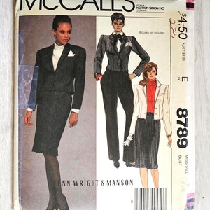 Könnte beinhalten: Eine McCalls Schnittmusterhülle 8789 mit Abbildungen eines gestreiften Blazer- und Rockkostüms, eines gestreiften Blazers mit Hose sowie eines hellen Blazers mit gestreiftem Rock. Der Text enthält die Aufschrift Fenn Wright & Manson.