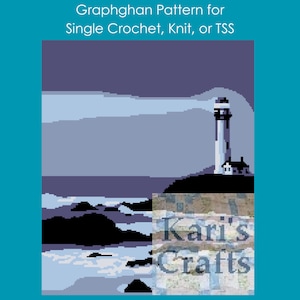 Op de afbeelding: Een gepixelde graphghan-patroon met een vuurtoren op een rotsachtige kust met golven die tegen de rotsen beuken. De lucht is een gradiënt van blauw en paars. Het patroon is getiteld "Graphghan Pattern for Single Crochet, Knit, or TSS" en bevat de tekst "Kari's Crafts".