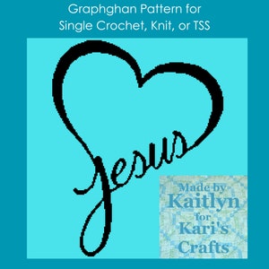 Peut inclure: Un modèle de graphghan pour crochet simple, tricot ou TSS avec le mot "Jésus" en écriture cursive avec un cœur au-dessus du mot. Le modèle est réalisé par Kaitlyn pour Kari's Crafts.