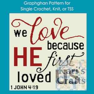 Puede incluir: Un patrón de graphghan para crochet simple, tejido o TSS con el texto "we love because HE first loved" y la referencia bíblica "1 JOHN 4:19".