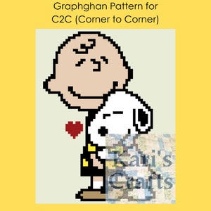 Puede incluir: Un patrón de graphghan de pixel art con Charlie Brown y Snoopy. Charlie Brown sostiene un corazón rojo y Snoopy lo abraza. El patrón es para un proyecto de crochet de esquina a esquina. La imagen incluye el texto "Kari's Crafts".