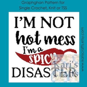 Könnte beinhalten: Ein weißes Grafikdesign mit dem Text "I'M NOT hot mess I'm a SPICY DISASTER" in Schwarz und Rot. Das Bild ist ein Graphghan-Muster für Einzelhäkeln, Stricken oder TSS.