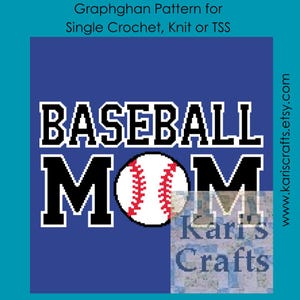 Op de afbeelding: Blauwe afbeelding met de woorden "BASEBALL MOM" in vette zwarte en witte letters, met een honkbal in het midden. De tekst "Graphghan Pattern for Single Crochet, Knit or TSS" staat bovenaan.