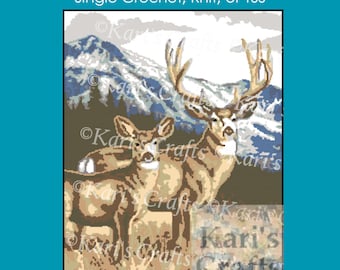 Peut inclure: Un modèle graphghan pour crochet simple, tricot ou TSS présentant une illustration pixélisée d'un cerf et d'un daim avec de grands bois dans un champ herbeux avec une chaîne de montagnes en arrière-plan. Le design utilise des tons de brun, blanc et bleu.