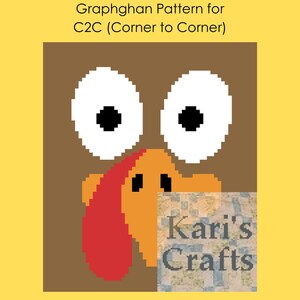 Puede incluir: Una imagen pixelada de la cabeza de un pavo en marrón, naranja y rojo, con ojos blancos y pupilas negras. La imagen está etiquetada como "Kari's Crafts" en la esquina inferior derecha.