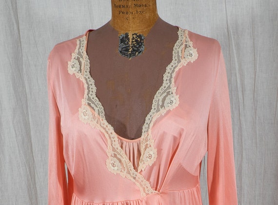 Vintage 1960's Pink Nightgown and Peignoir Set Si… - image 4