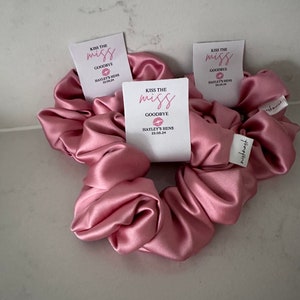 Scrunchies personalizzati per damigelle d'onore, scrunchie per addio al nubilato, elastico per capelli, damigella d'onore, proposta, buono regalo, bacio della signorina, addio al nubilato, raso