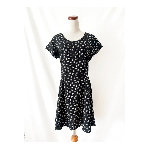 vintage 1990s gap dress / daisy flower mini dress / black and white / size 8