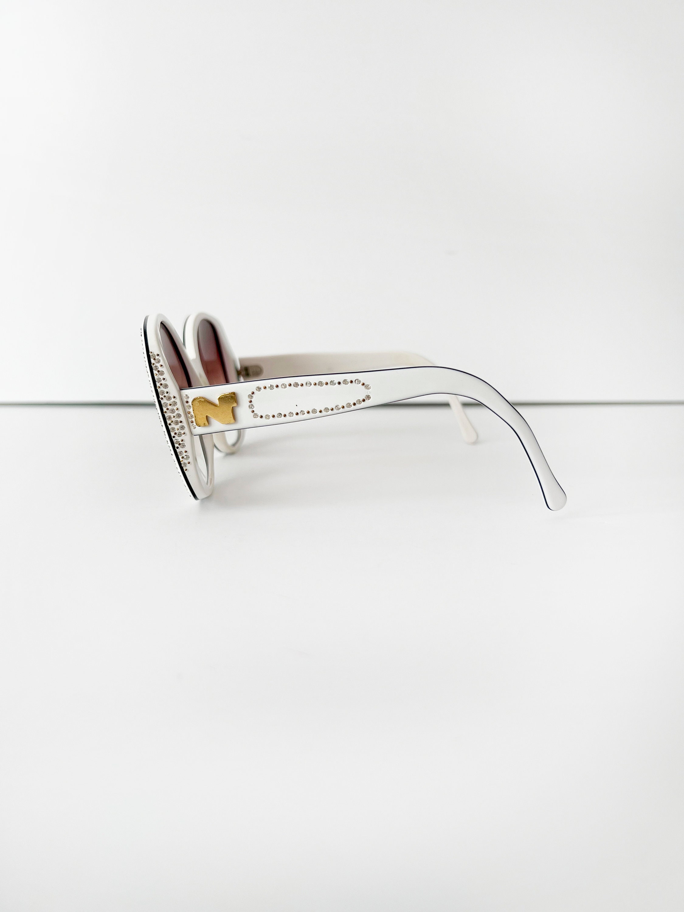 Vintage Nina Ricci Sunglasses: White Frame Rhinestone  display picture 1