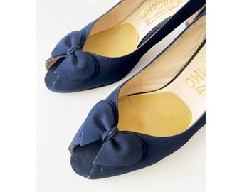 Größe 9,5 Vintage Ferragamo Peep Toe Schleife Sling Back Heels Marineblau