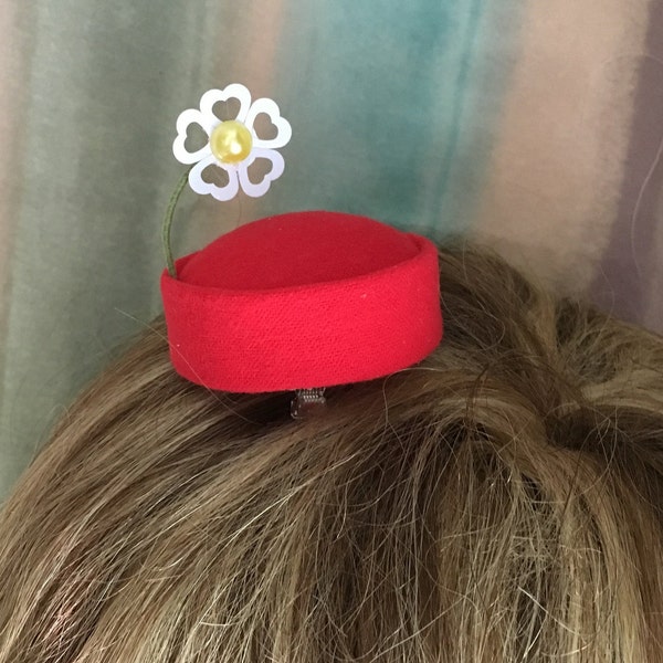 Mini pillbox fascinator - red hat with white daisy - pillbox Minnie hat